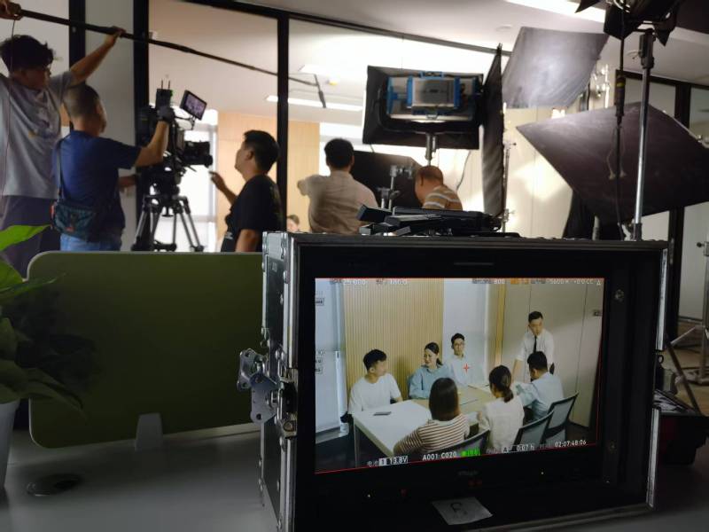 荥阳市TVC拍摄公司：科技产品视觉化大师，诠释未来感与功能美学