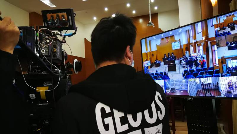 AI生成VS人工创意——荥阳市广告片拍摄公司的技术浪漫主义实践